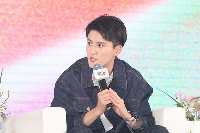 火红的背景、金光闪闪的奖章和贾玲、沈腾和张小斐三位主演眼角眉梢的笑意，齐聚在这张光芒四射的奖状之中，装点出了复古而热闹的氛围
